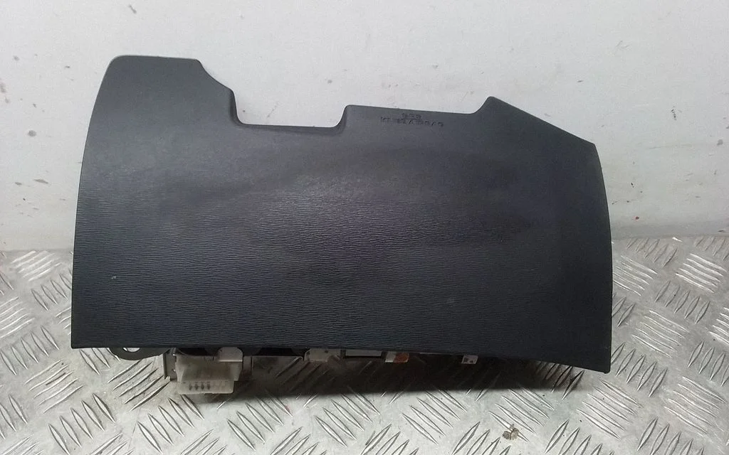 Knee airbag – Toyota Avensis T270 (2009-2012)