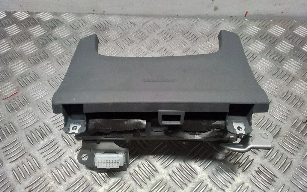 Knee airbag – Toyota Prius (XW30) (2009-2015)
