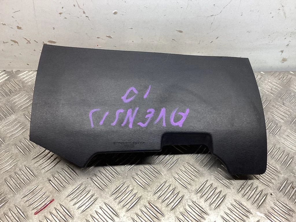 Knee airbag – Toyota Avensis T270 (2009-2012)