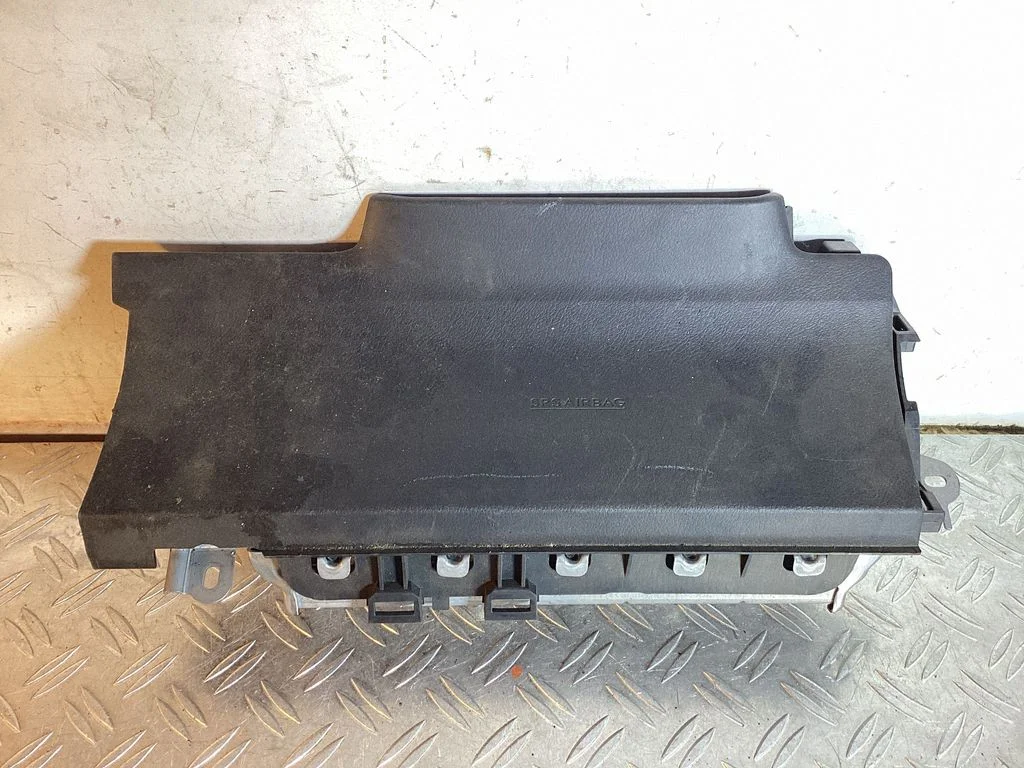 Knee airbag – Lexus RX 450H (2016-)