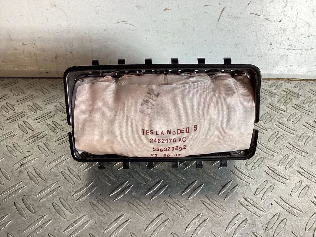 Passenger airbag – Tesla Model S (2012-)