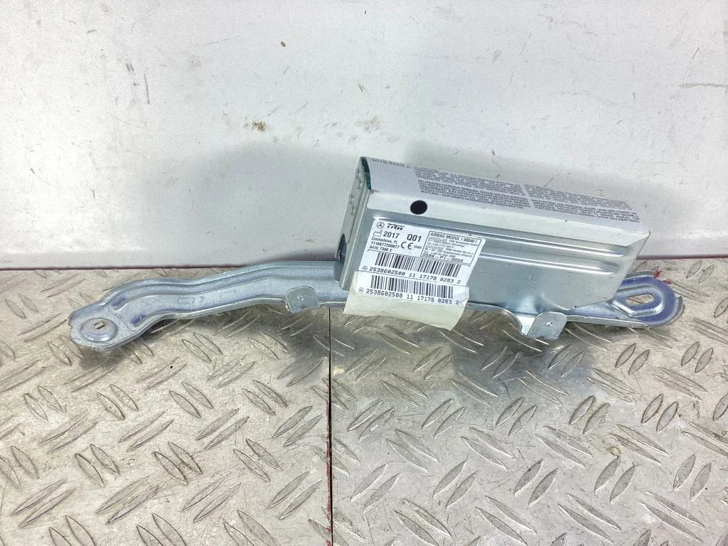Knee airbag – Mercedes-Benz GLC-Class C253 (2016-)