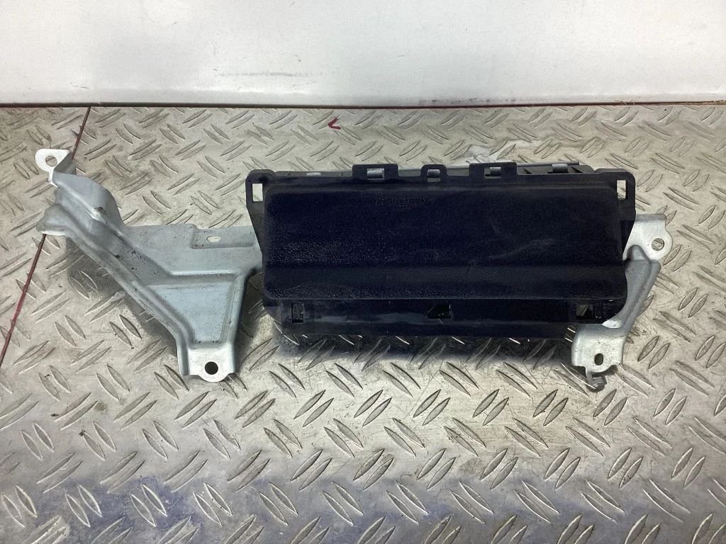 Knee airbag – Toyota Land Cruiser (J150) (2009-)