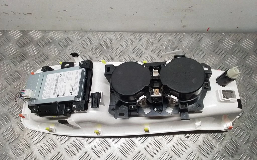 Keskkonsool – Toyota Prius (XW50) (2015-2023)