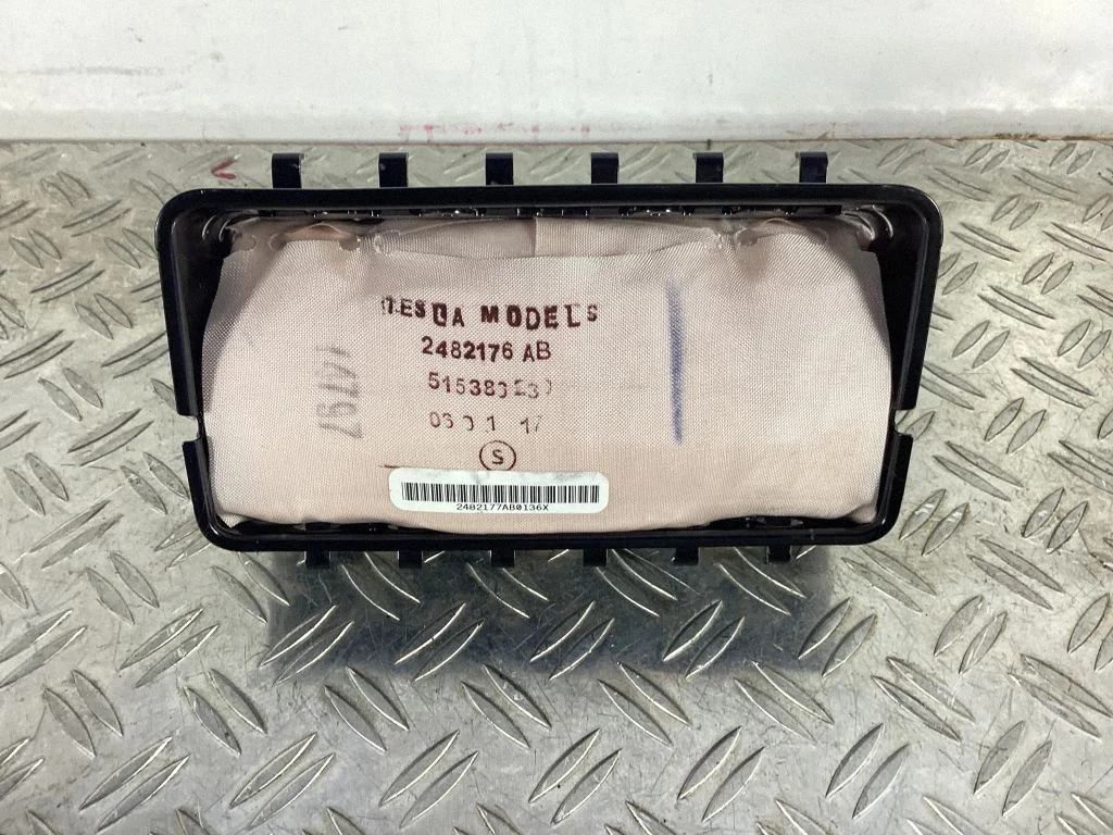 Passenger airbag – Tesla Model S (2012-)