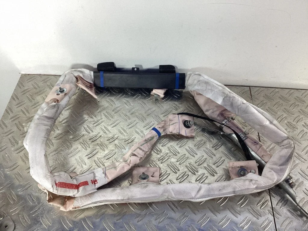 Roof airbag – Tesla Model S (2012-)