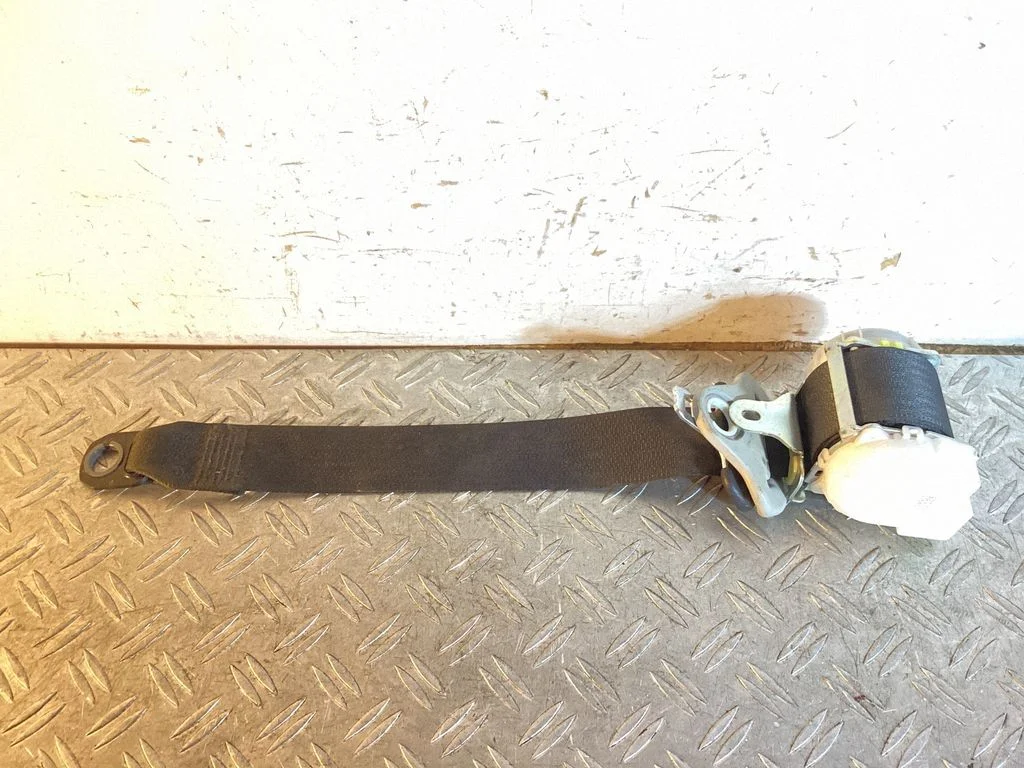 Rear seatbelt HO73818