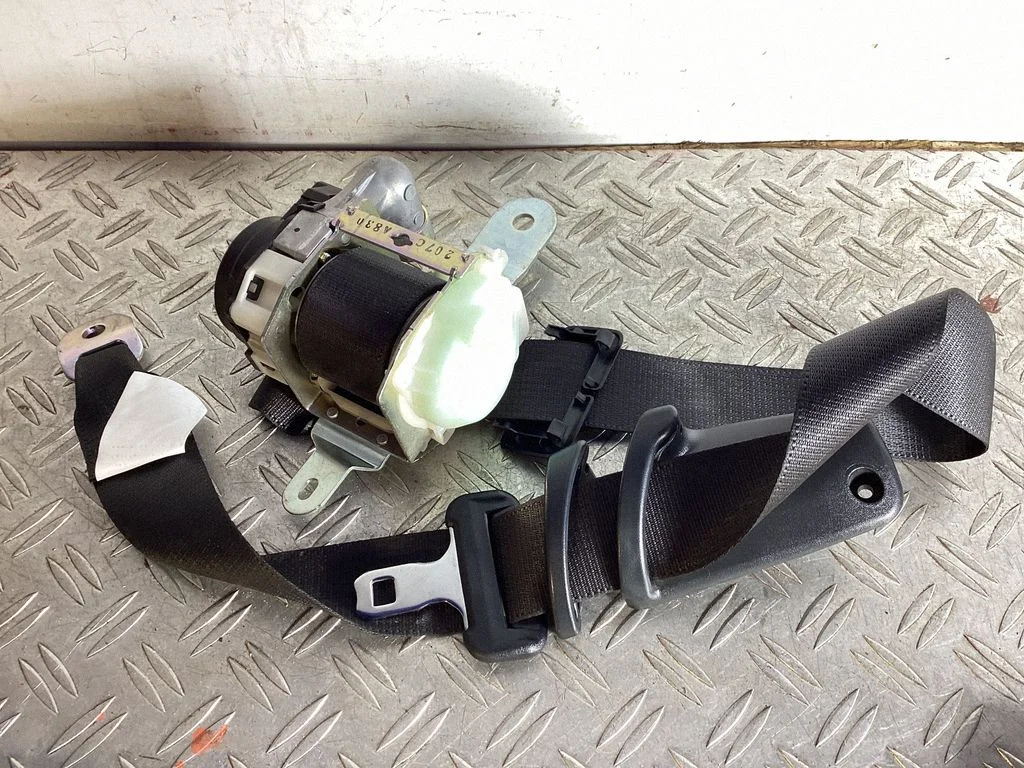 Tagumine turvavöö – Lexus GS 250 350 300H 450H (2013-)