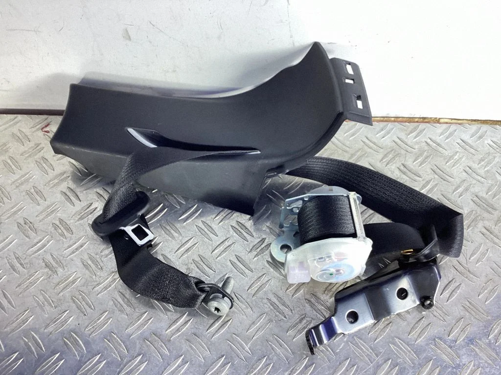 Tagumine turvavöö – Tesla Model S (2012-)