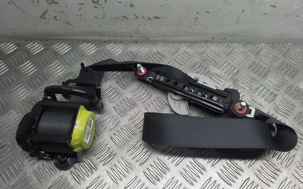 Front seatbelt 88810A0300