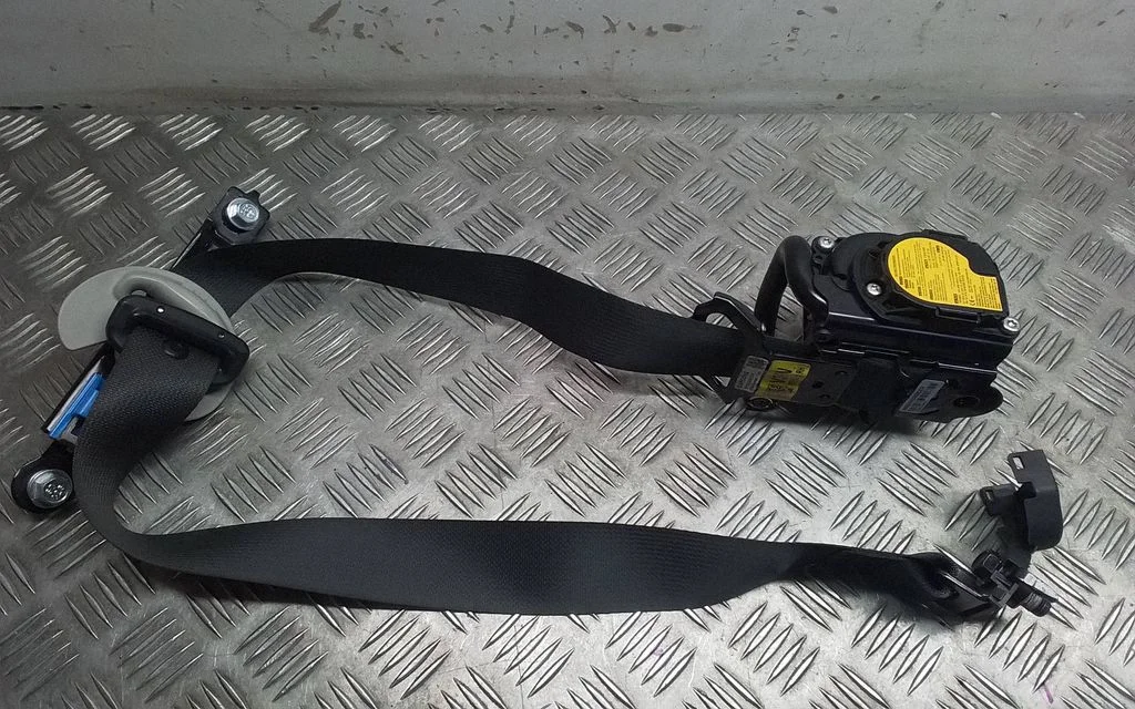 Front seatbelt 88820A0300