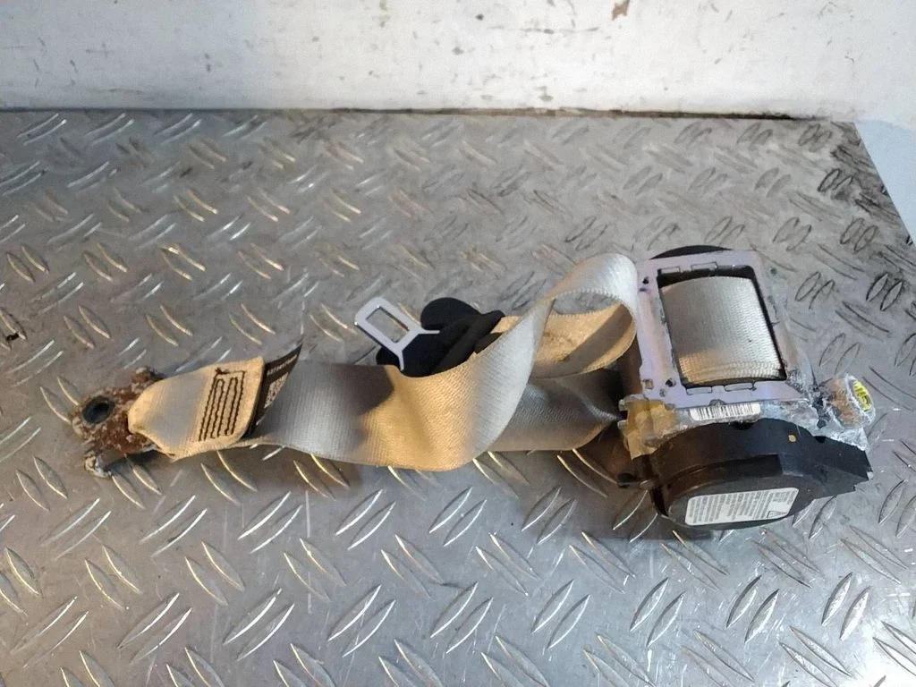 Front seatbelt 617936300E