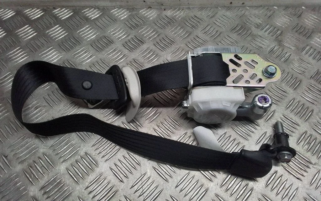 Front seatbelt G087901