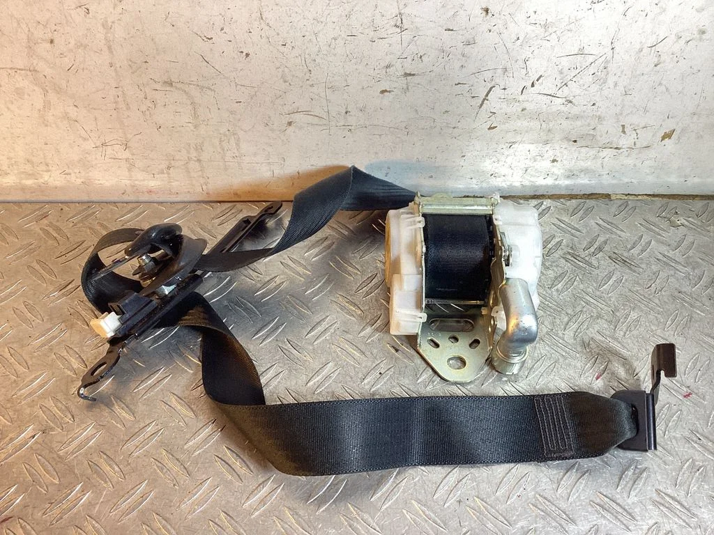 Front seatbelt 7T3520P