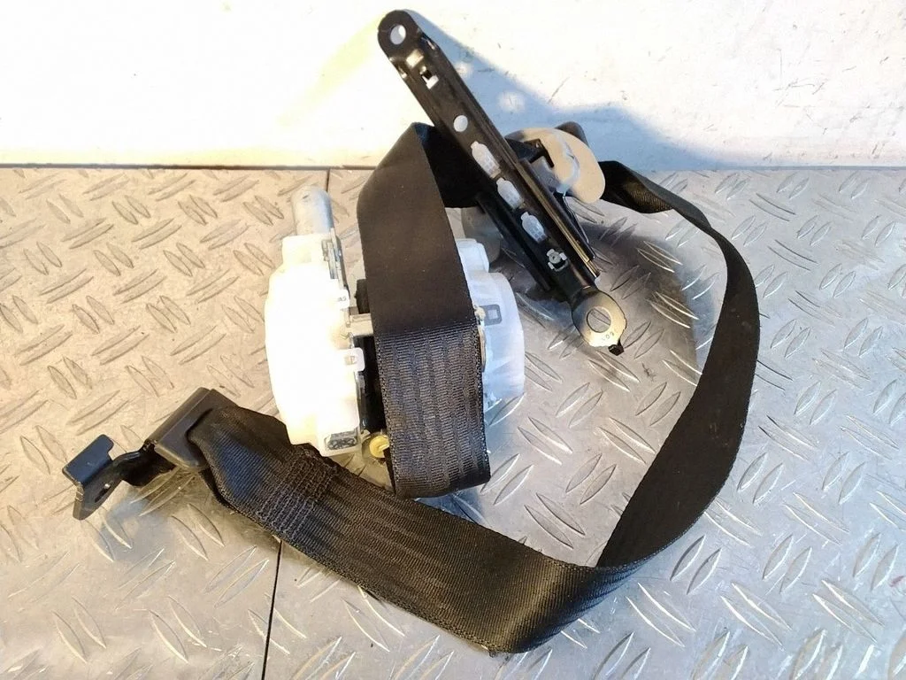 Front seatbelt 7T3520P