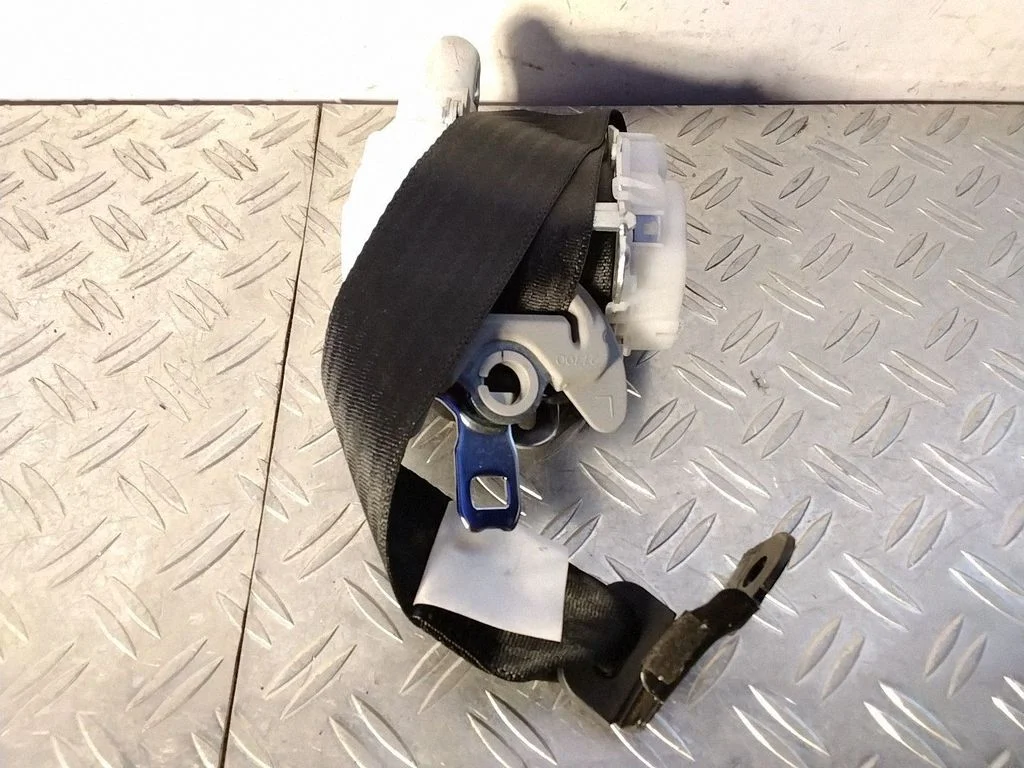 Front seatbelt 7T4520P