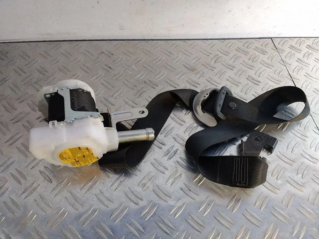Front seatbelt – Lexus RX 450H (2016-)