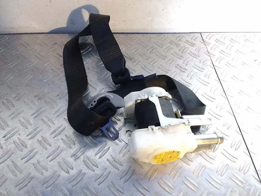 Front seatbelt – Lexus RX 450H (2016-)