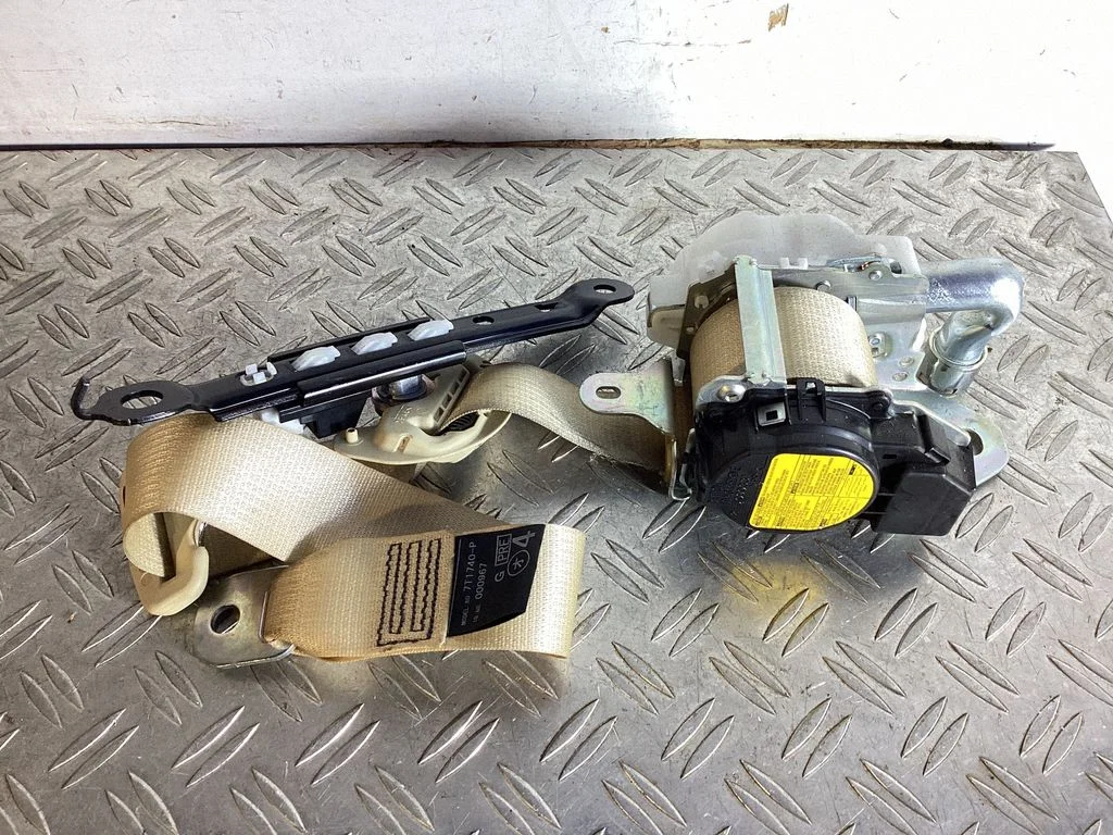 Front seatbelt – Lexus GS 250 350 300H 450H (2013-)