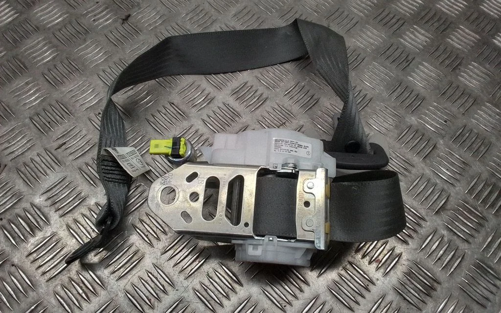 Front seatbelt – Toyota Prius+ (ZVW40) (2011-2018)