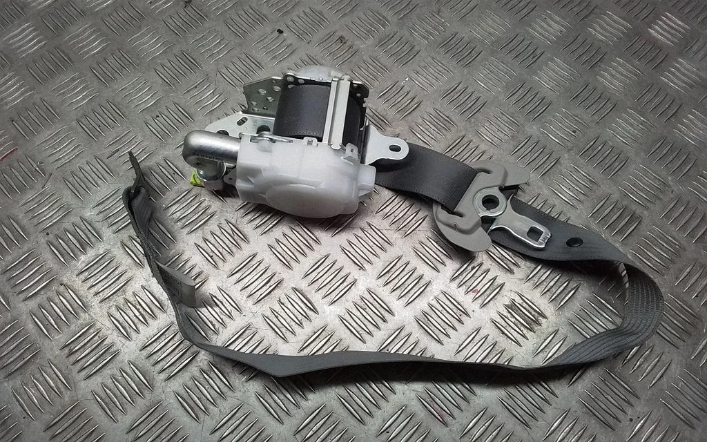 Front seatbelt – Toyota Prius+ (ZVW40) (2011-2018)