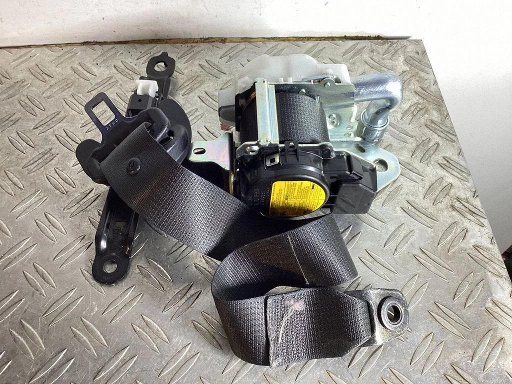 Front seatbelt – Lexus GS 250 350 300H 450H (2013-)
