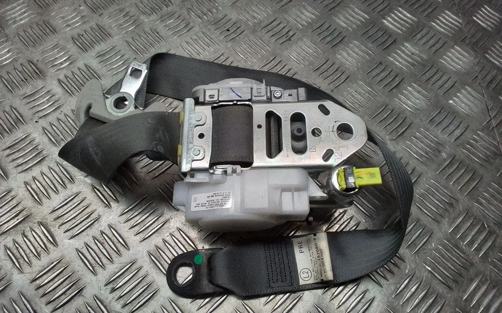 Front seatbelt – Toyota Prius+ (ZVW40) (2011-2018)