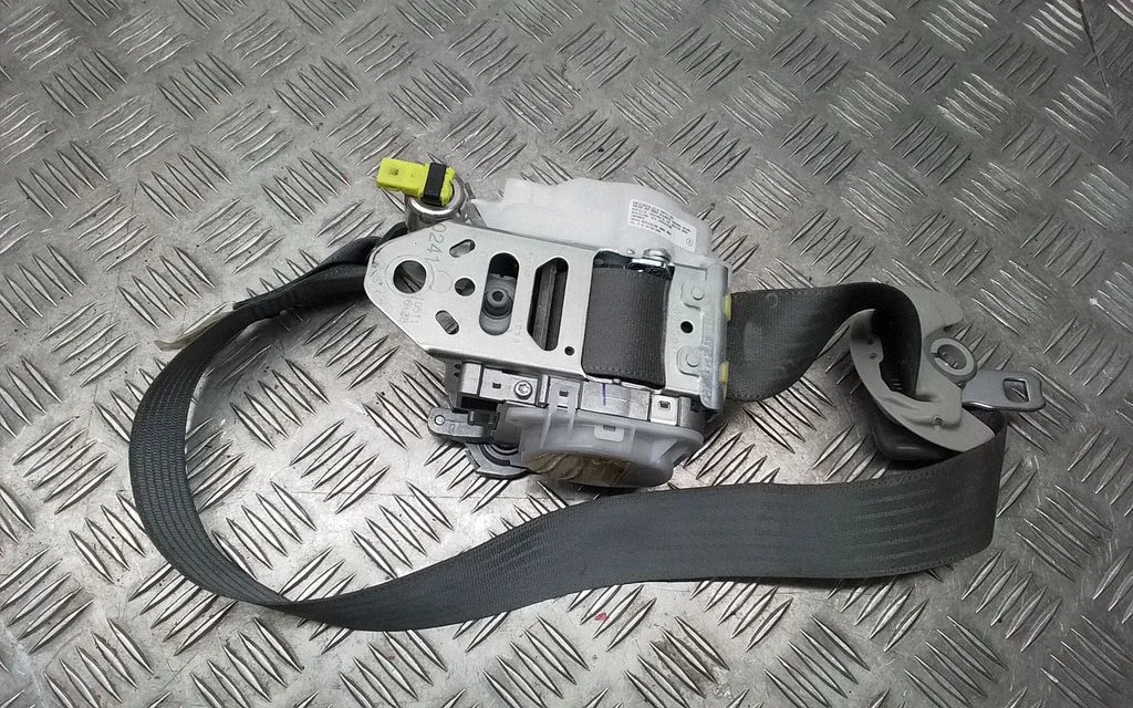 Front seatbelt – Toyota Prius+ (ZVW40) (2011-2018)