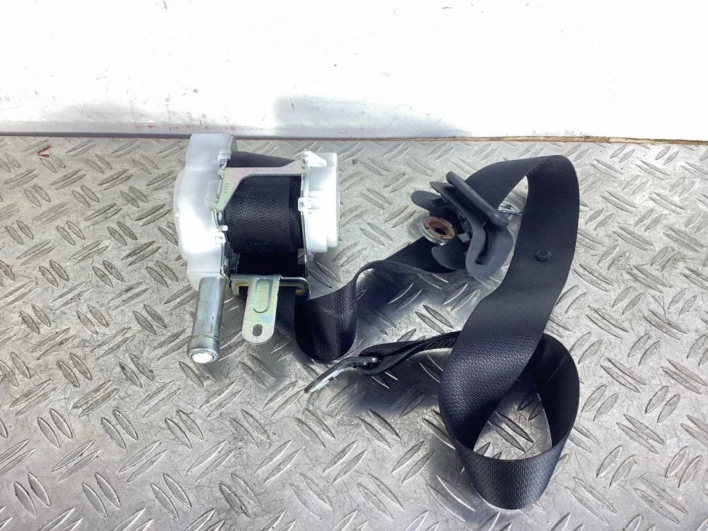 Front seatbelt – Lexus RC (2014-)