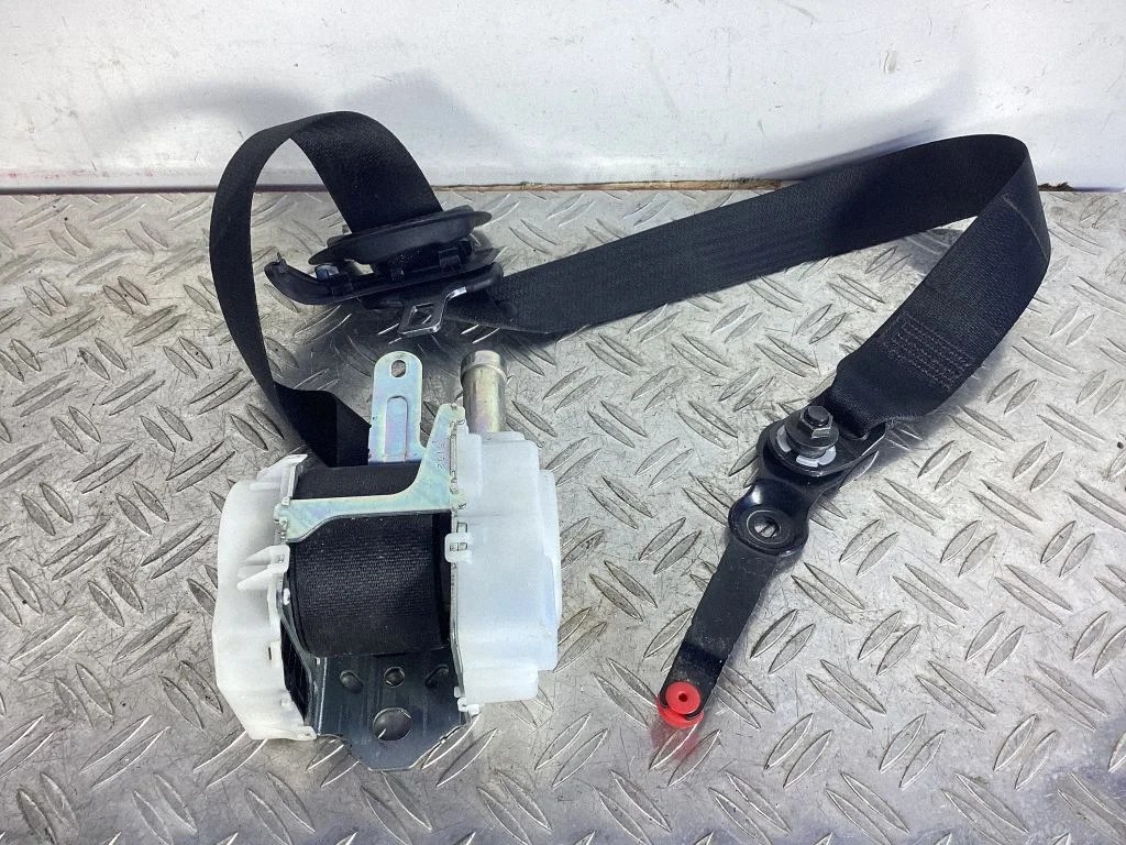Front seatbelt – Lexus RC (2014-)