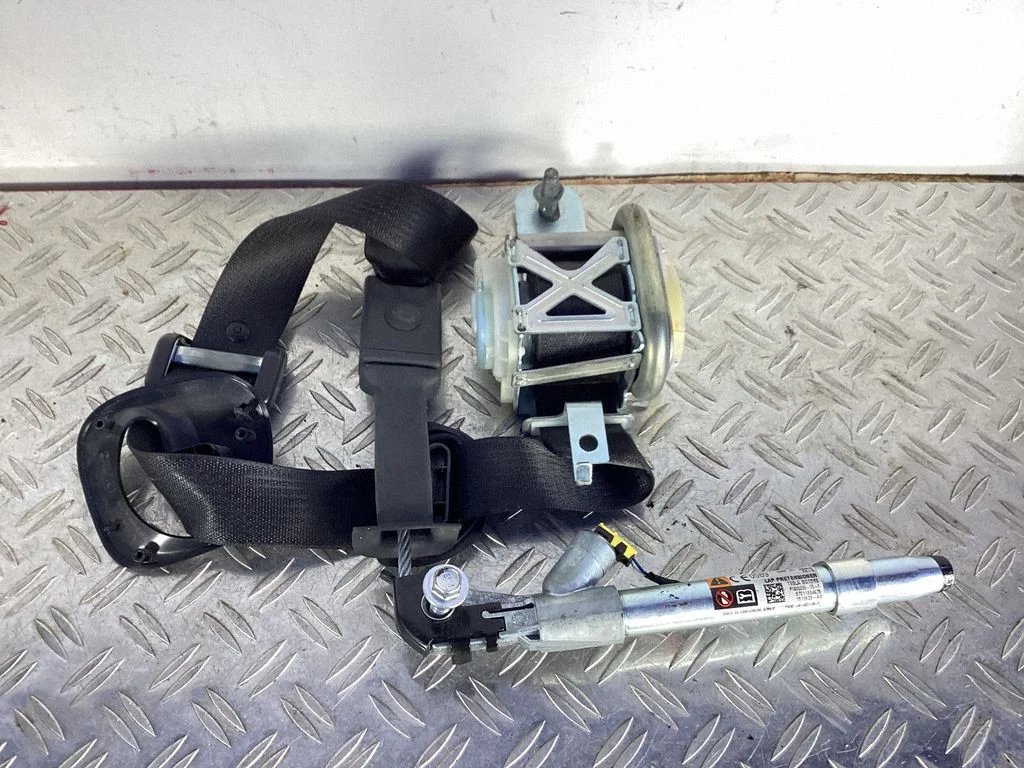Front seatbelt – Tesla Model S (2012-)