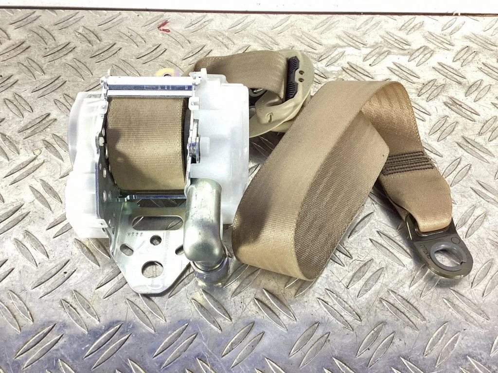 Front seatbelt – Lexus IS III XE30 (2013-2020)