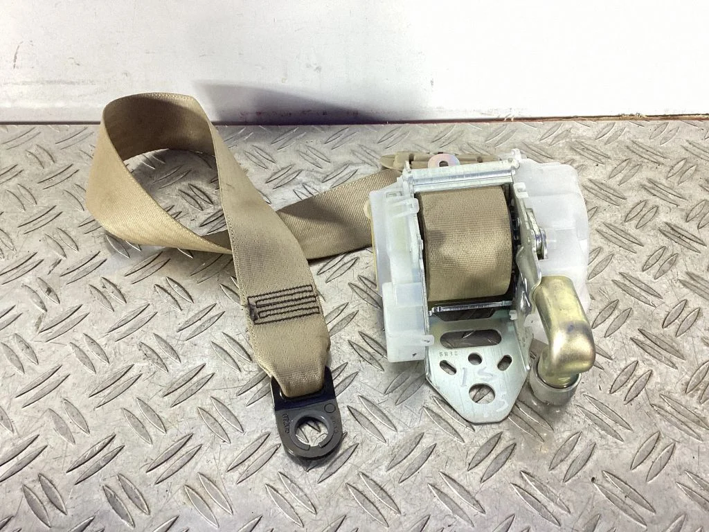 Front seatbelt – Lexus IS III XE30 (2013-2020)