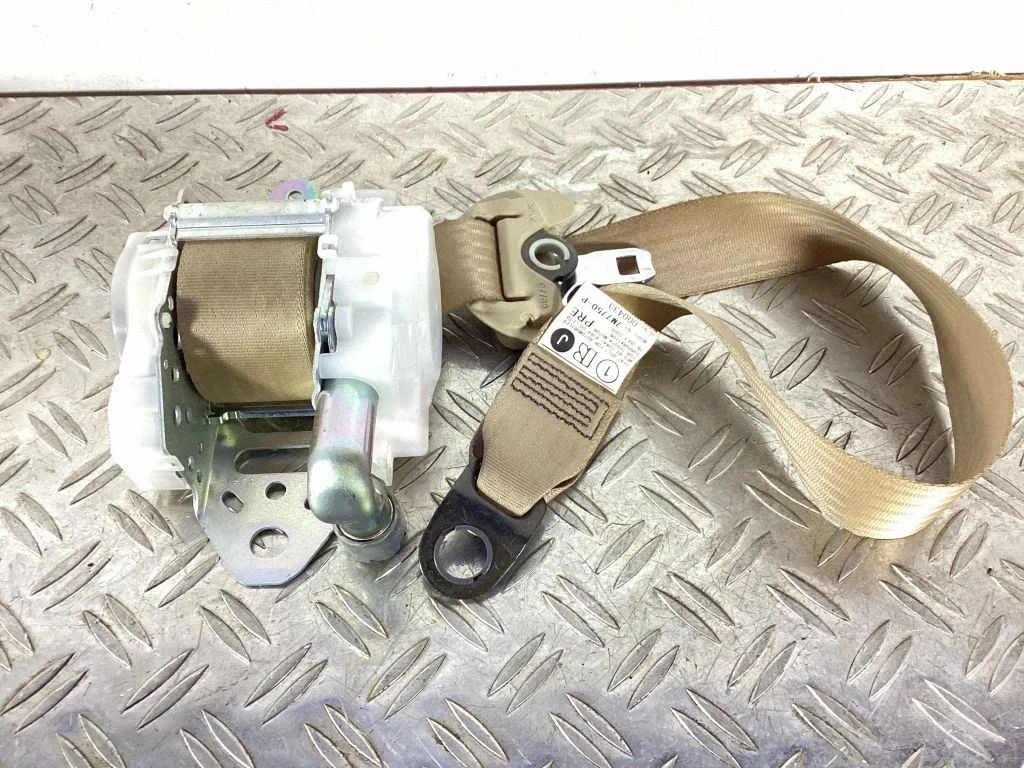 Front seatbelt – Lexus IS III XE30 (2013-2020)