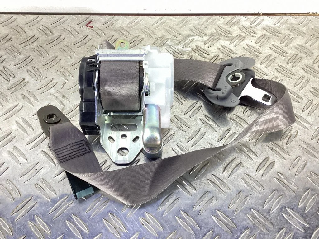 Front seatbelt – Lexus GS 300 350 430 450H (2005-2012)