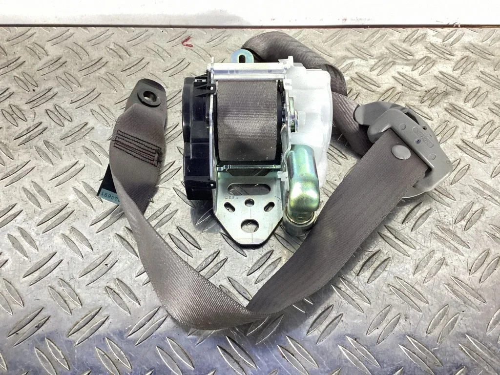 Front seatbelt – Lexus GS 300 350 430 450H (2005-2012)