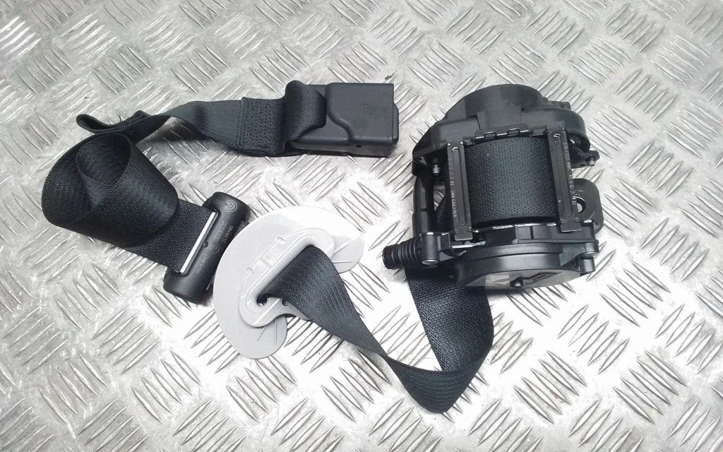 Front seatbelt – Tesla Model Y (2020-)