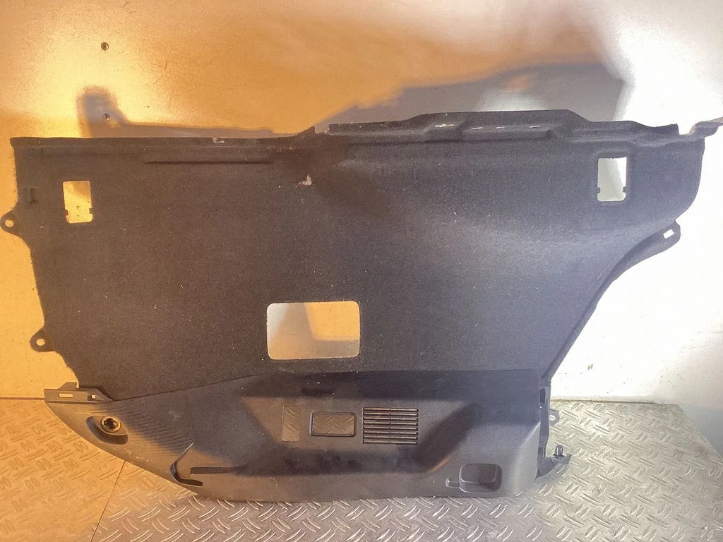 Pagasiruumi külje alumine viimistluspaneel – Lexus RX 450H (2016-)