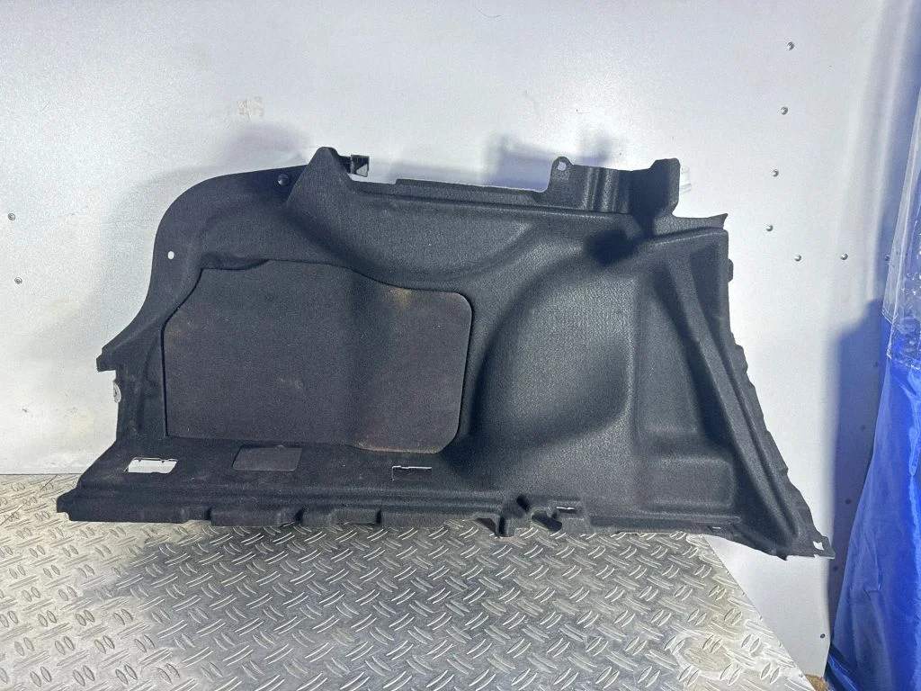 Pagasiruumi külje alumine viimistluspaneel – Lexus RC (2014-)