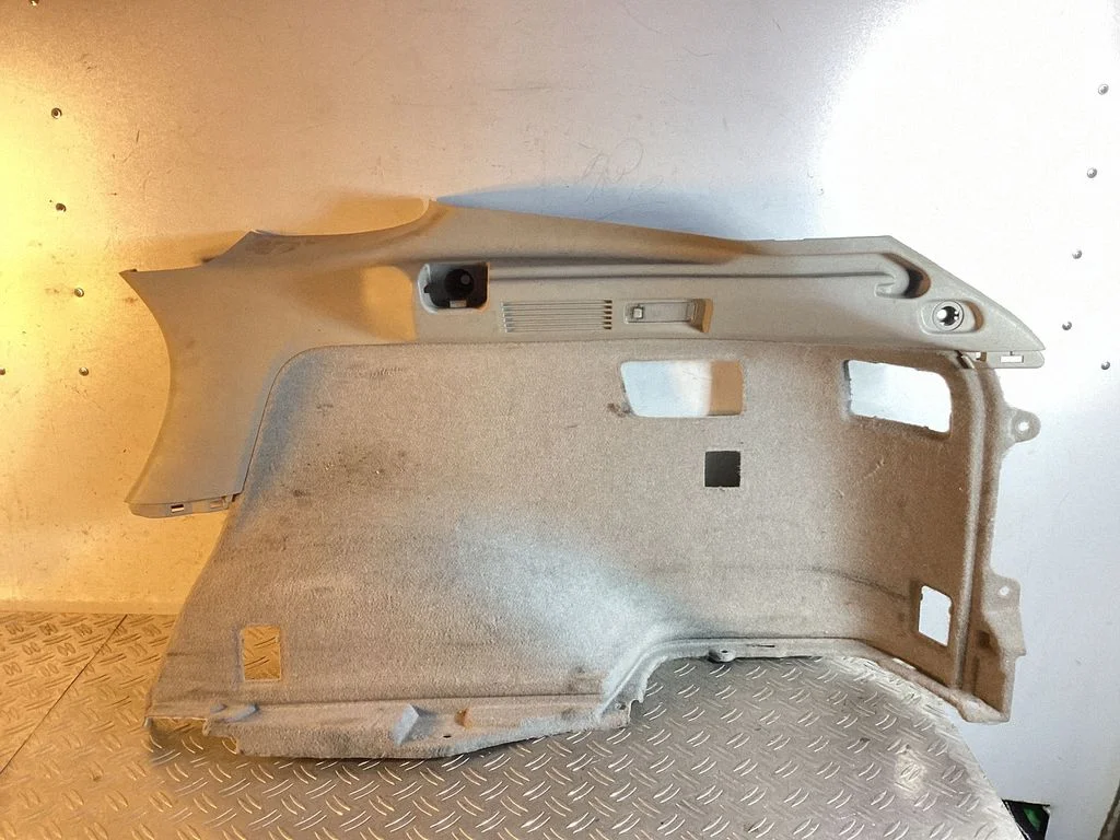 Pagasiruumi külje viimistluspaneel – Lexus RX III (2008-2015)