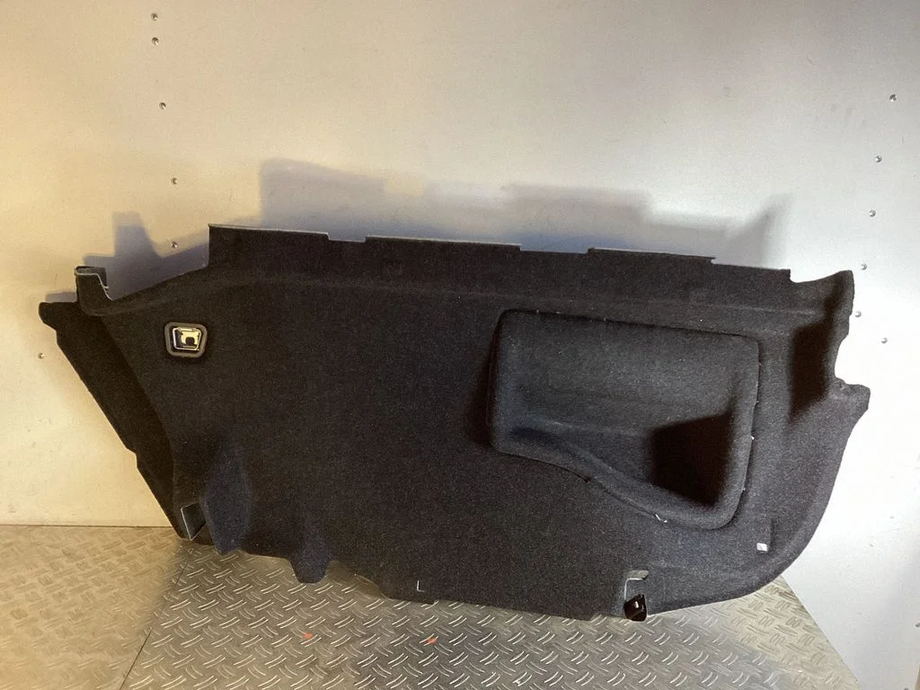 Pagasiruumi külje viimistluspaneel – Volvo S90, V90 (2016-)