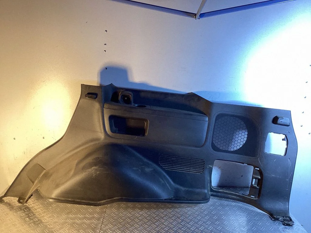Pagasiruumi külje viimistluspaneel – Toyota Land Cruiser (J200) (2008-)