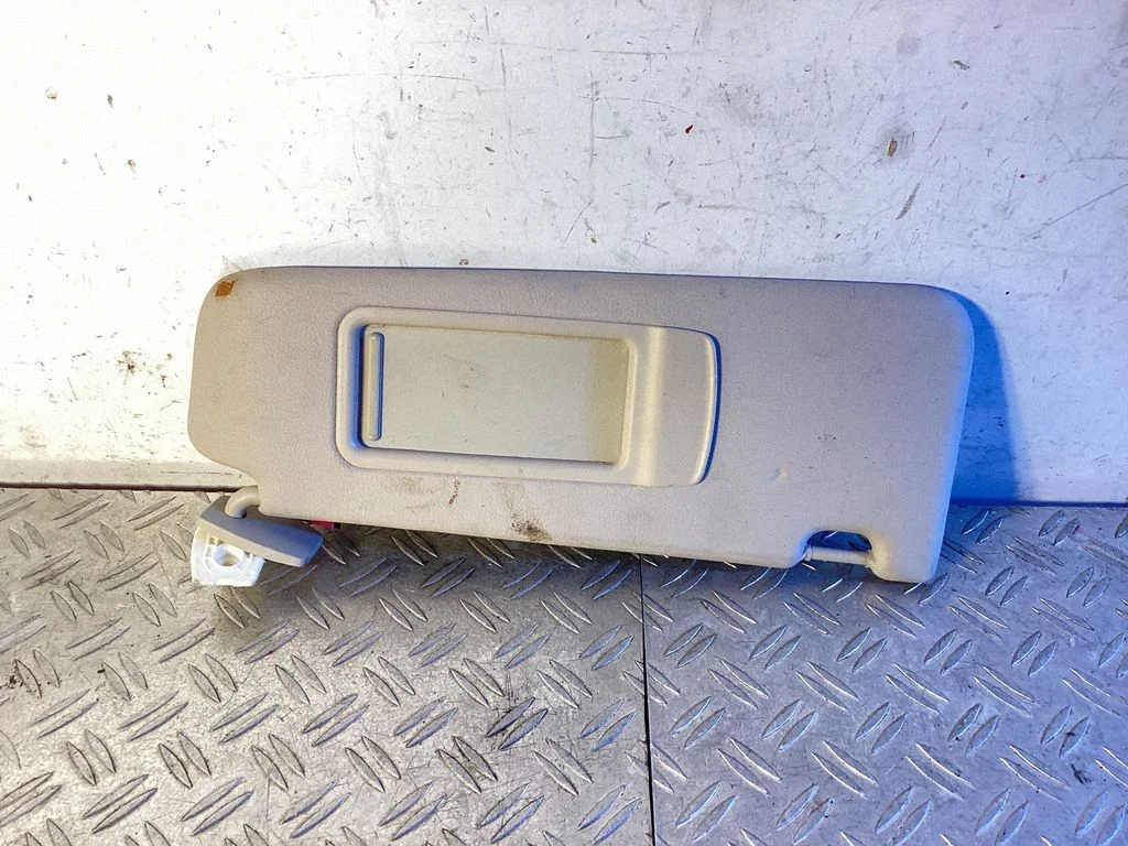 Sun visor – right