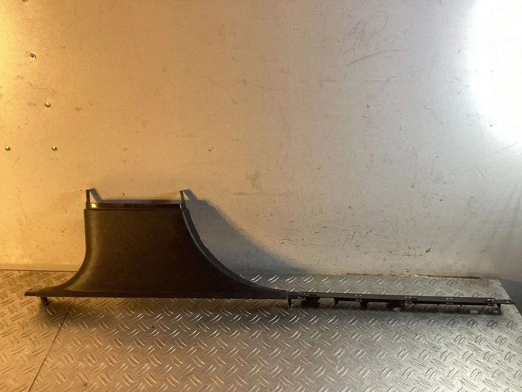 (B) pillar trim (bottom) – Mercedes-Benz GL-Class X164 (2006-2012)