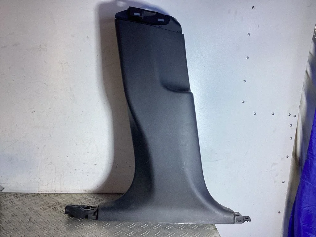 (B) pillar trim (bottom) – Tesla Model Y (2020-)