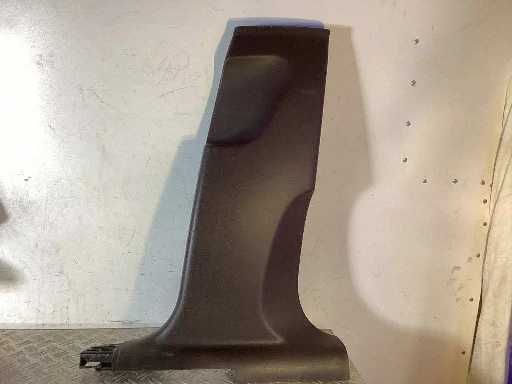(B) pillar trim (bottom) – Porsche Macan (95B) (2019-)