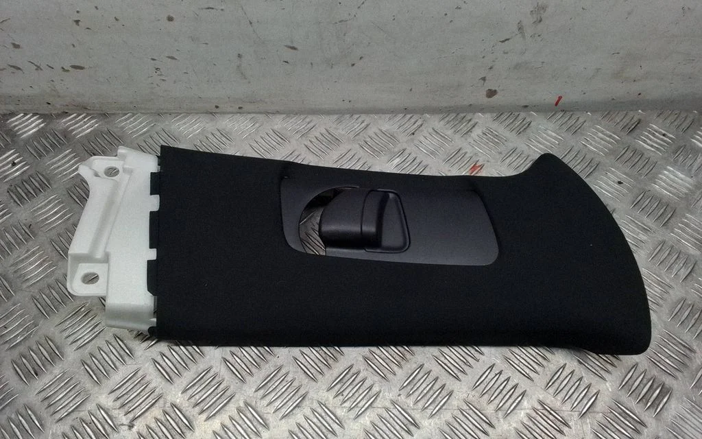 (B) piilari kate (ülemine) – Toyota RAV 4 (XA50) (2018-)