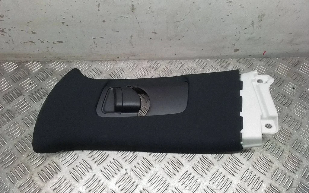 (B) piilari kate (ülemine) – Toyota RAV 4 (XA50) (2018-)