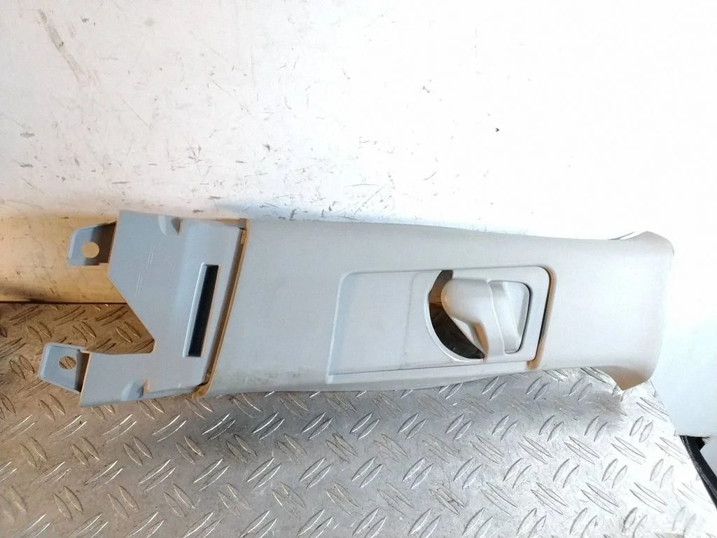 (B) piilari kate (ülemine) – Toyota RAV 4 (XA40) (2012-2018)