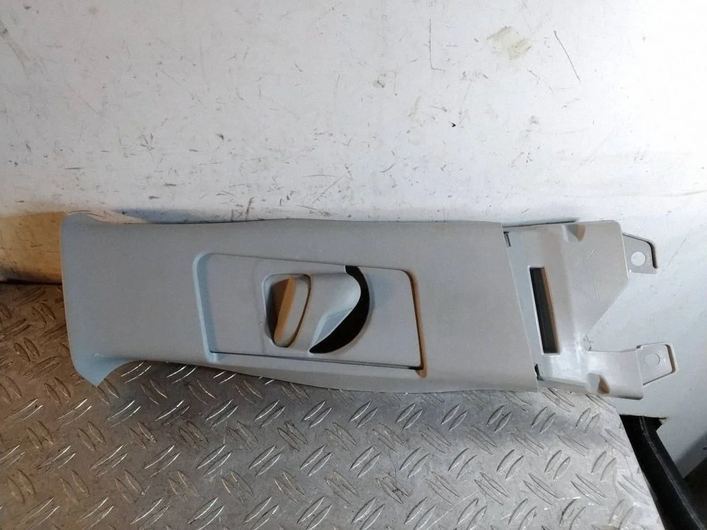 (B) piilari kate (ülemine) – Toyota RAV 4 (XA40) (2012-2018)